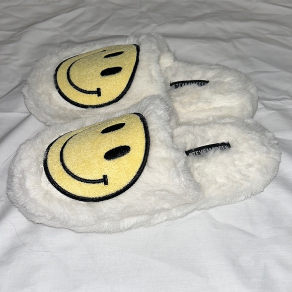 BRAND NEW Steve Madden Smiley Slippers - Picture 3 of 4